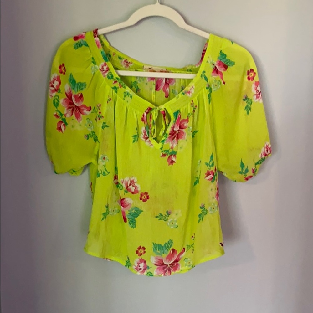 Hollister short sleeve flowy top.